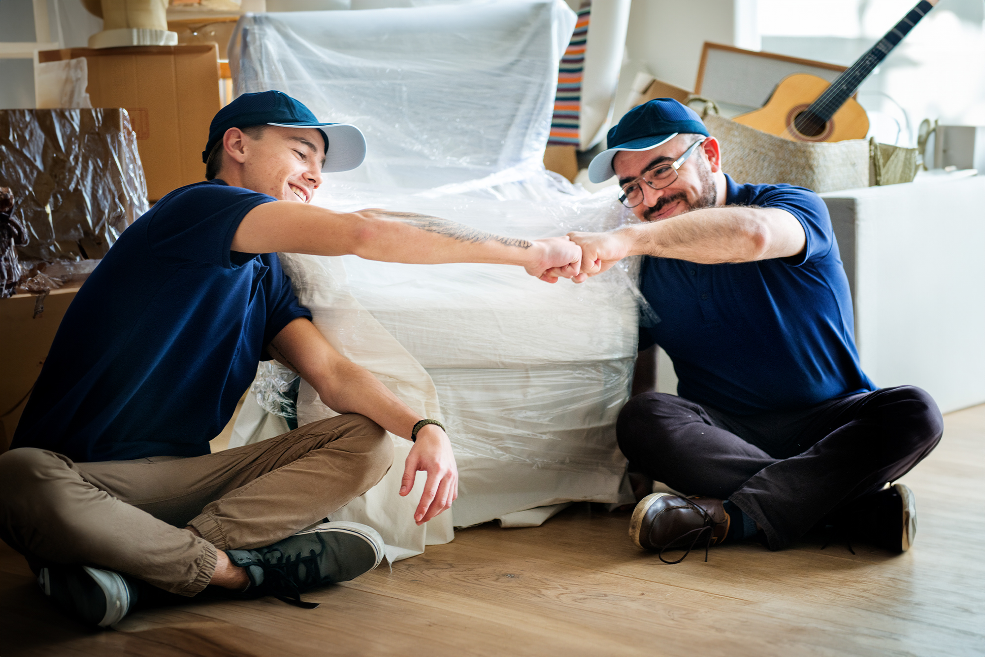 Möbel werden für den Transport aus einer Wohnung getragen