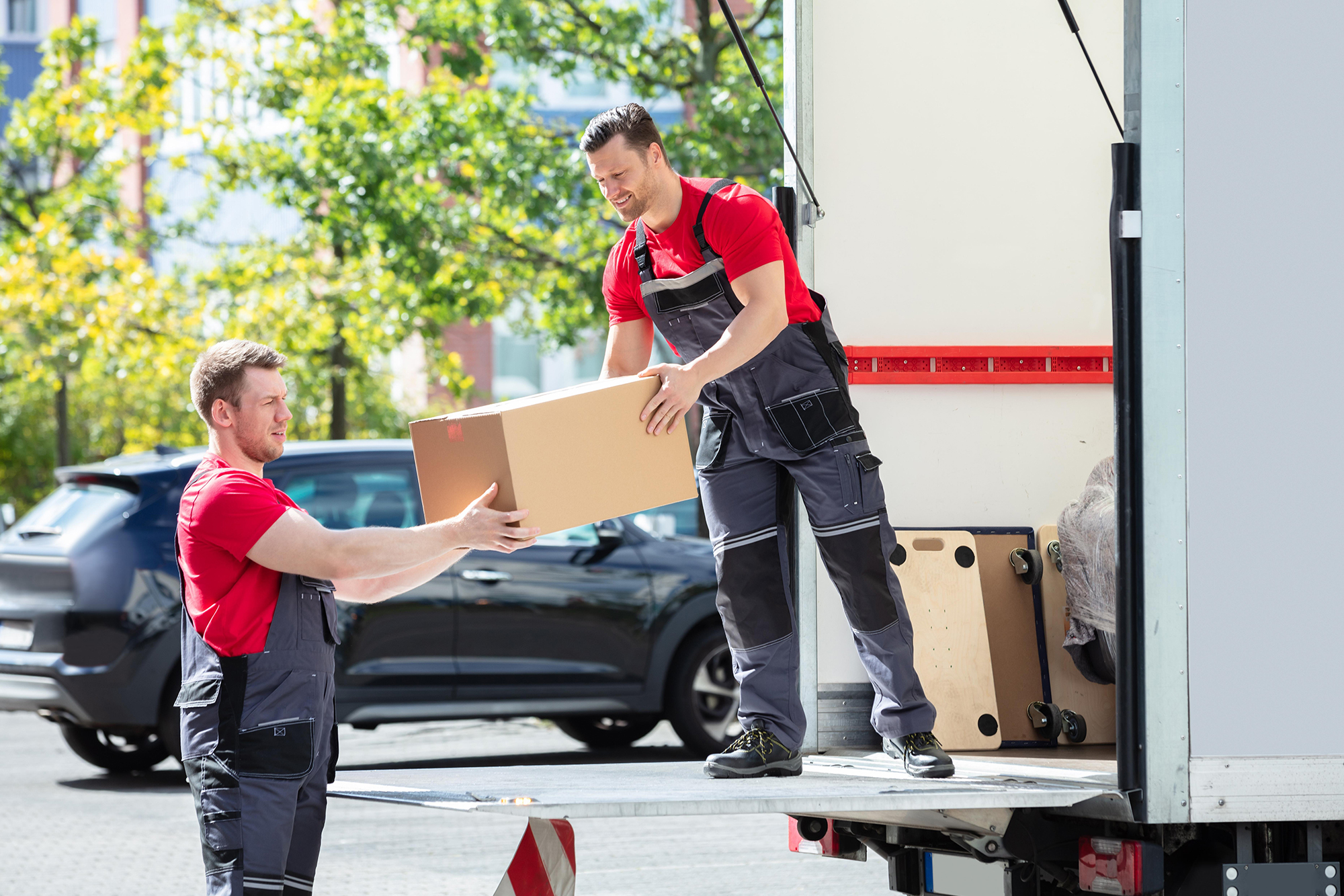 Kartons werden für Abholung und Transport getragen